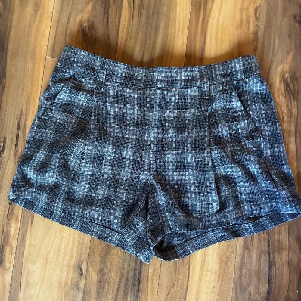 American Eagle Mid-Rise Trouser Shorts Plaid Stretch Size 4 Pleated Pockets.
